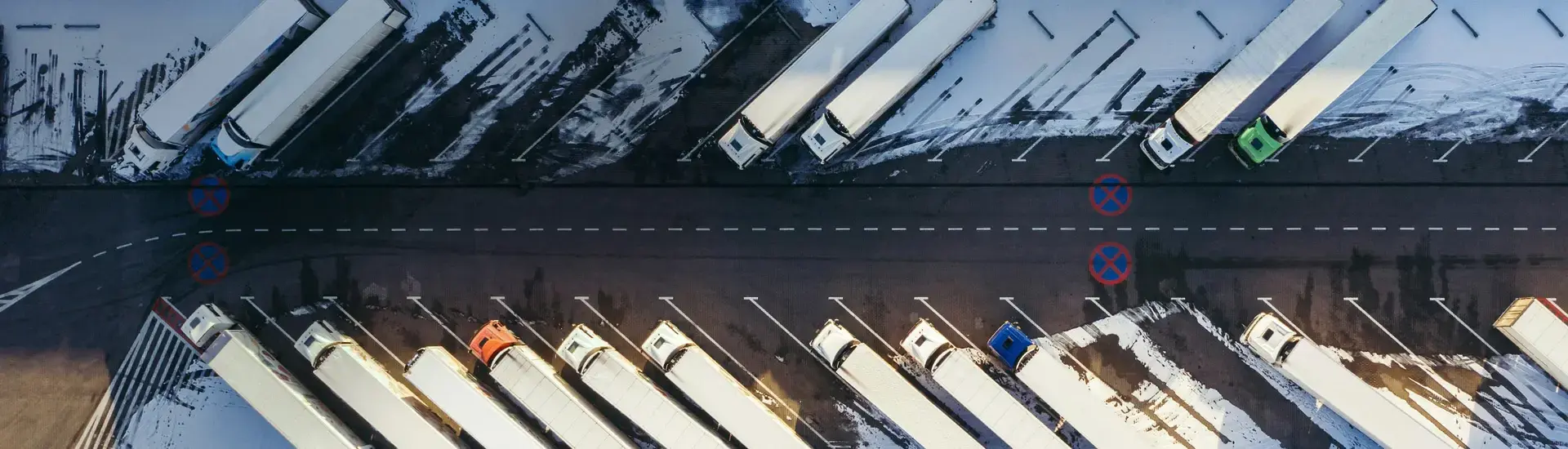 Interim Management Distribution: Das Bild zeigt parkende Lkw aus der Vogelperspektive.