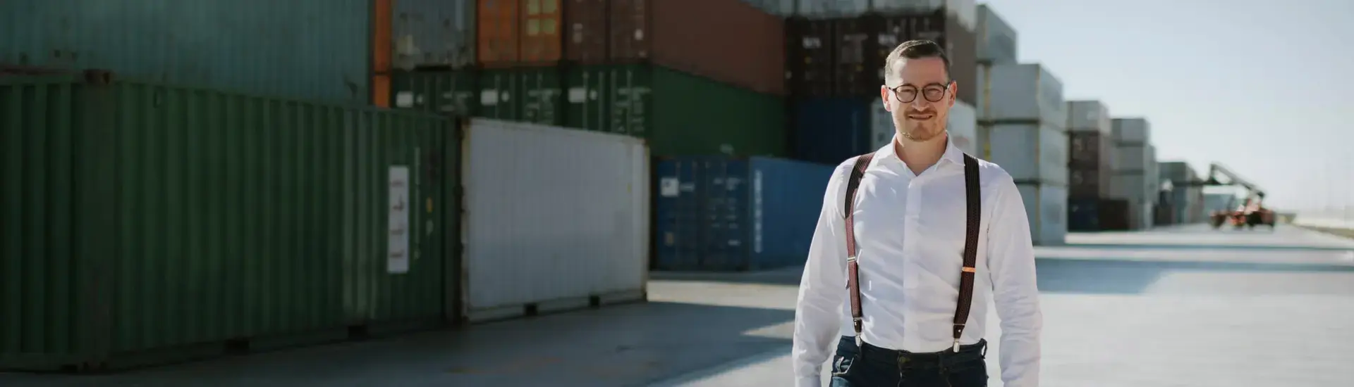 Das Bild zeigt einen Interim Manager für Einkauf an einem Containerhafen.