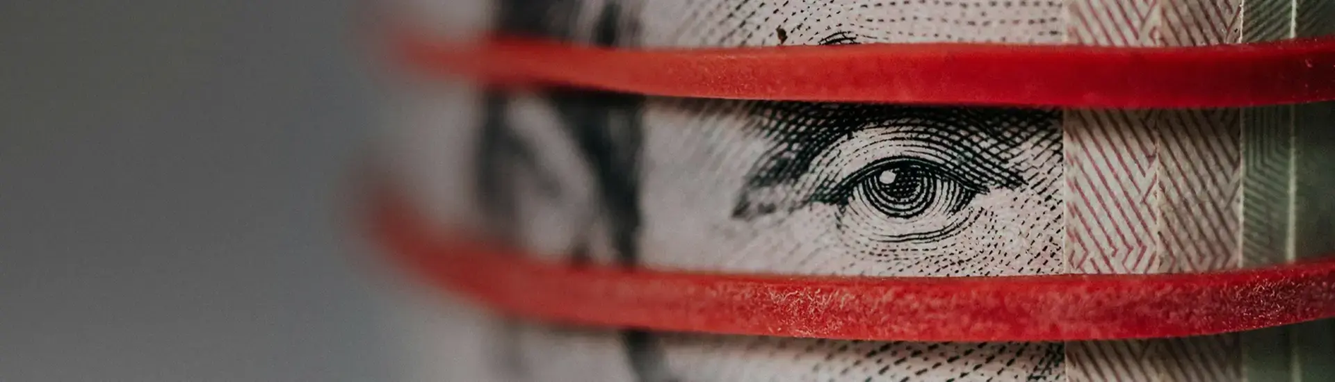 Interim Management Finanzen: Das Bild zeigt eine Dollar-Note mit Banderole.