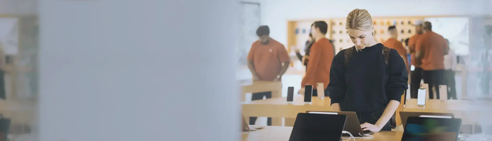 Interim Management Got-to-Market: Das Bild zeigt eine Kundin in einem Fachgeschäft für digitale Geräte.