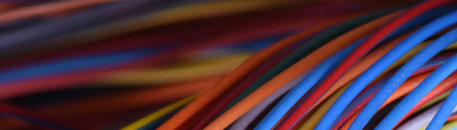 Interim Management IT-Infrastruktur-Management: Das Bild zeigt einen Kabelstrang mit vielen bunten Kabeln.