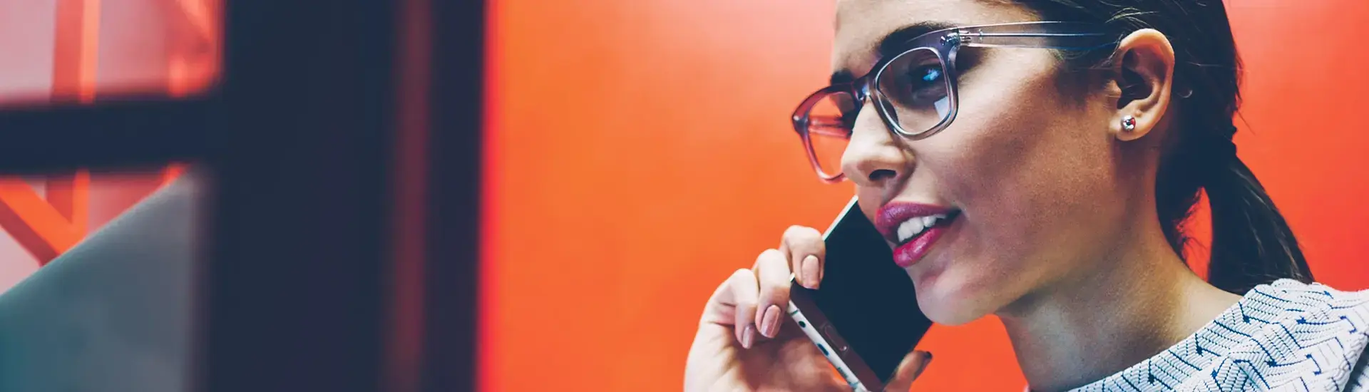 Interim Key Account Management: Das Bild zeigt eine telefonierende Key Account Managerin.