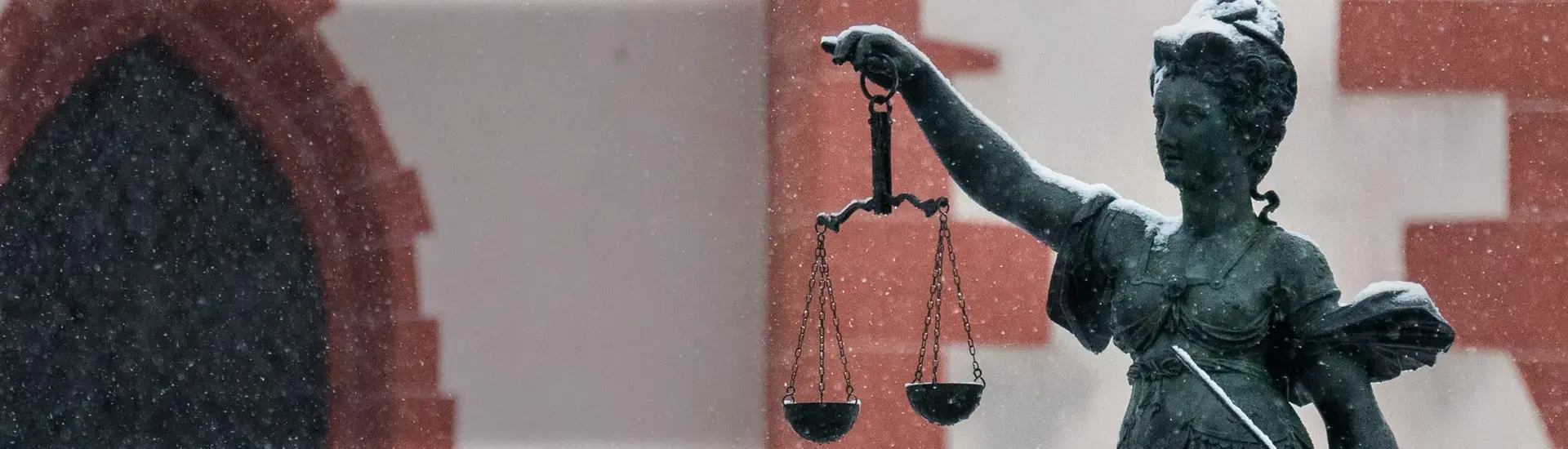 Interim Management Legal Operations: Das Bild zeigt eine Justizia-Figur.