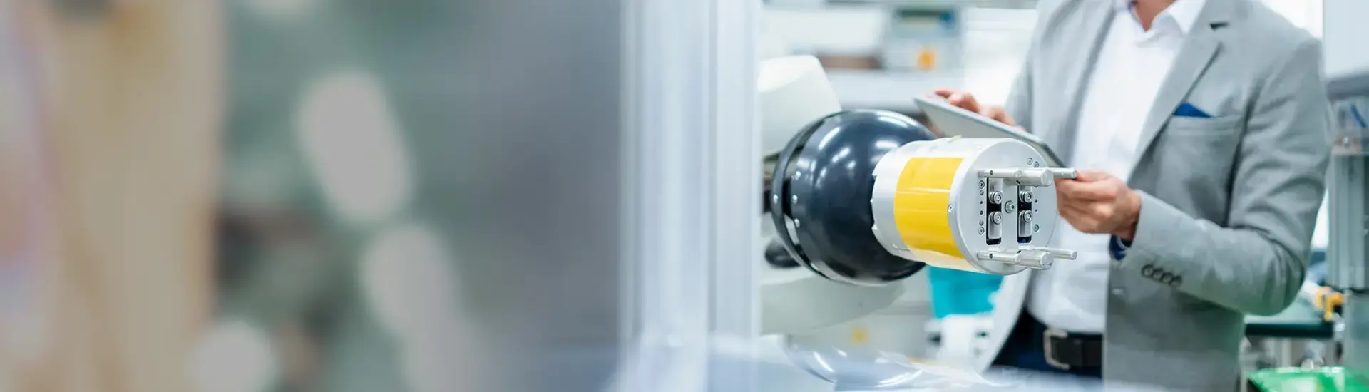 Interim Management Produktentwicklung: Das Bild zeigt einen Produktentwickler, der ein Bauteil in Händen hält.