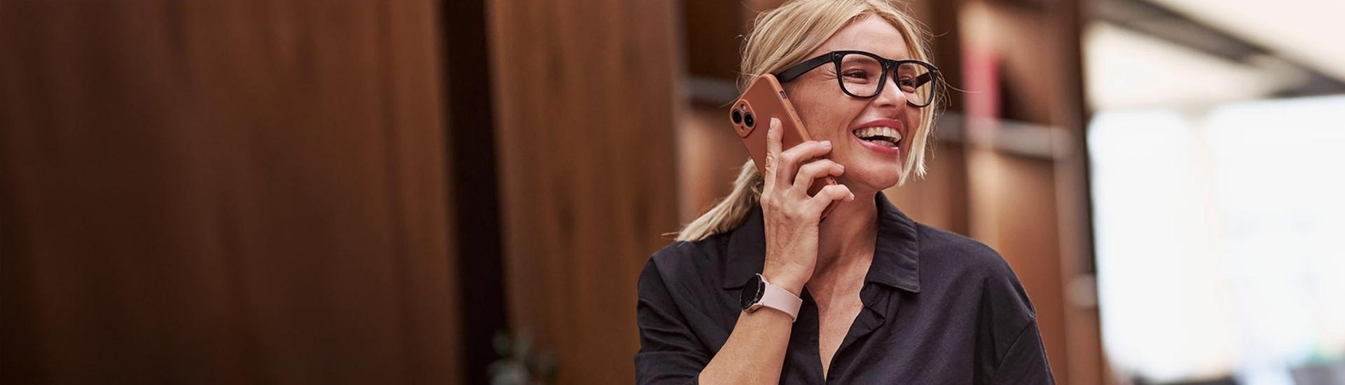 Mitglied bei der Deutschen Interim AG werden: Das Bild zeigt eine telefonierende Interim Managerin.