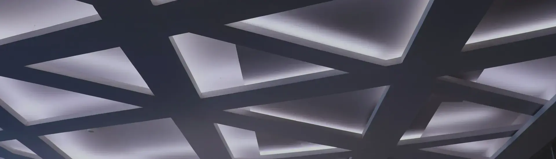 Lösungen für Business-Herausforderungen: Das Bild zeigt eine beleuchtete Decke.