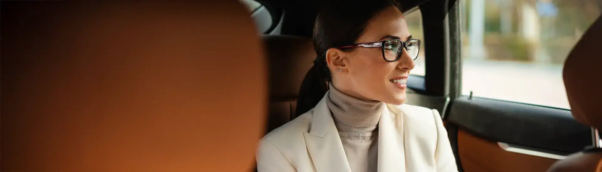 Interim CSO: Das Bild zeigt eine Interim CSO in einem Auto auf dem Weg auf einen Vertriebstermin.