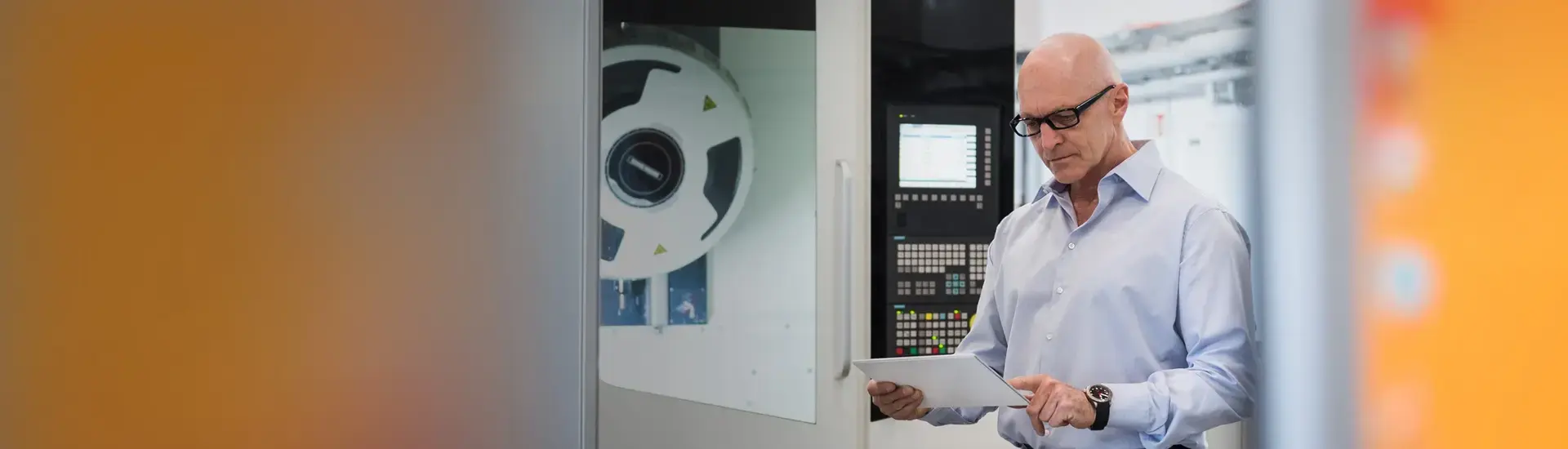 Interim CTO: Das Bild zeigt einen Interim CTO vor einer Produktionsanlage.