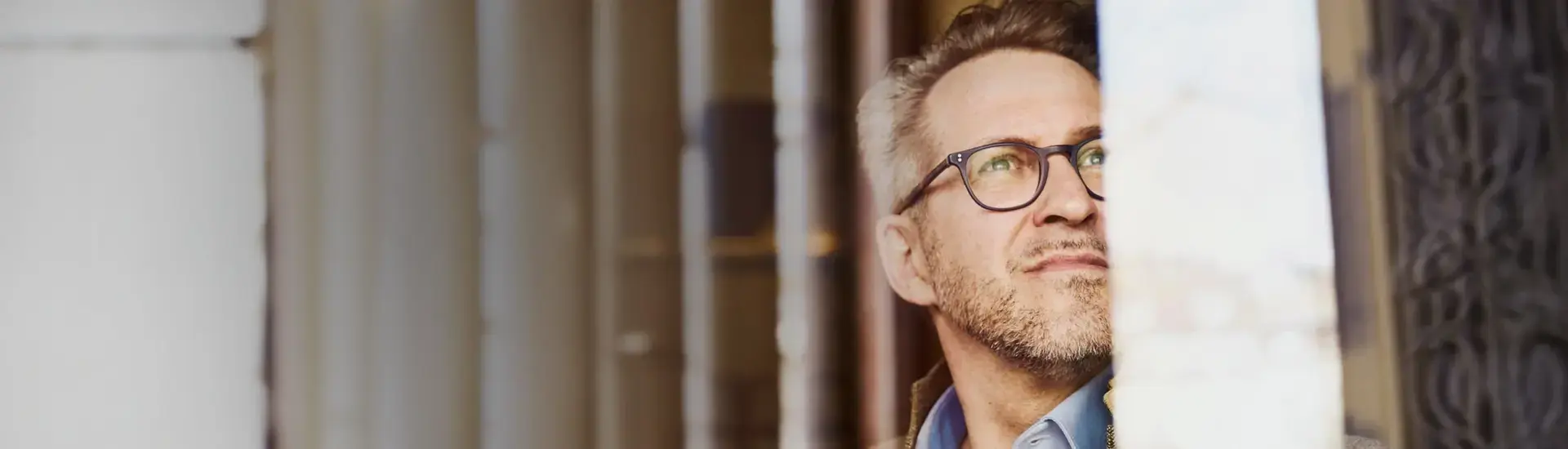 Interim HR Business Partner: Das Bild zeigt einen nachdenklichen HR Business Partner.