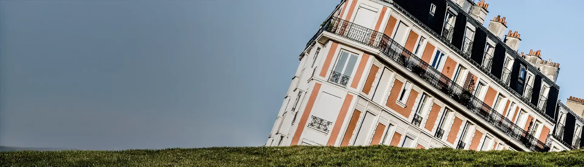 Interim Krisenmanagement: Das Bild zeigt einen Altbau in Schieflage.