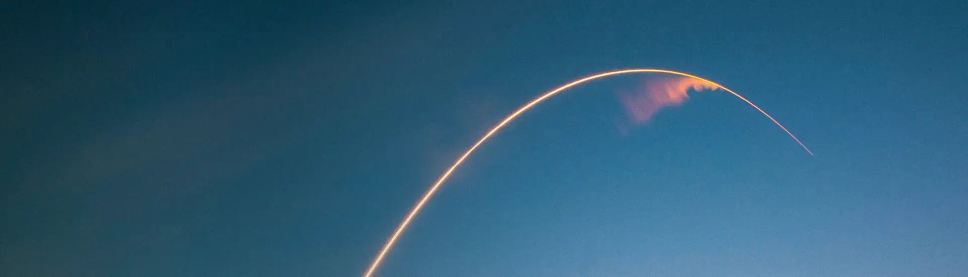 Interim Management Branding: Das Bild zeigt einen Kondensstreifen am blauen Himmel.