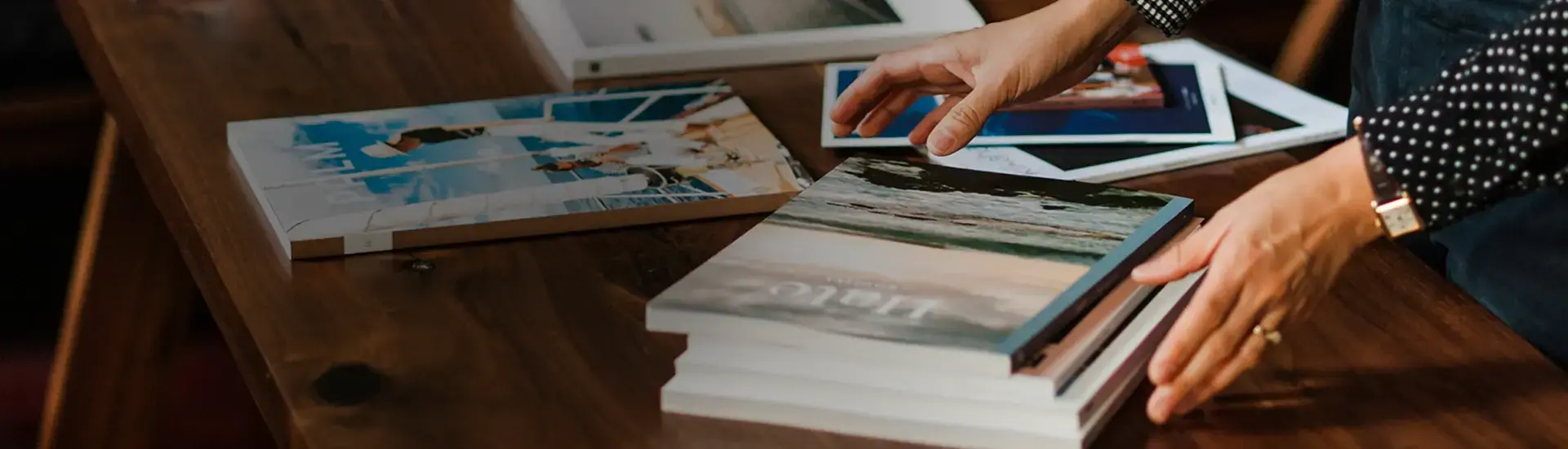 Interim Management Externe Kommunikation: Das Bild zeigt einen Stapel Zeitschriften auf einem Holztisch.