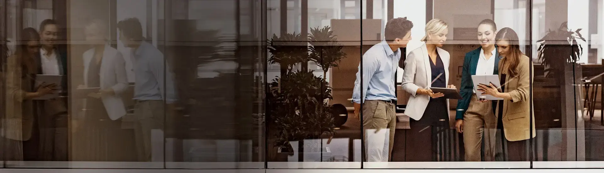 Interim Management Personalplanung: Das Bild zeigt mehrere HR-Manager im entspannten Austausch.