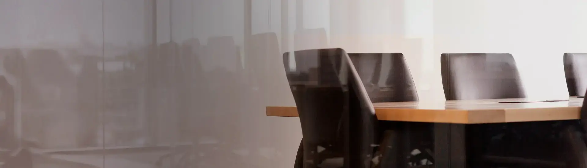 Interim Management Recruiting: Das Bild zeigt einen Schreibtisch in einem leeren Besprechungsraum.