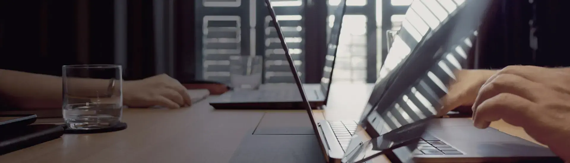 Das Bild zeigt einen Kommunikationsmanager, der auf seinem Laptop schreibt.