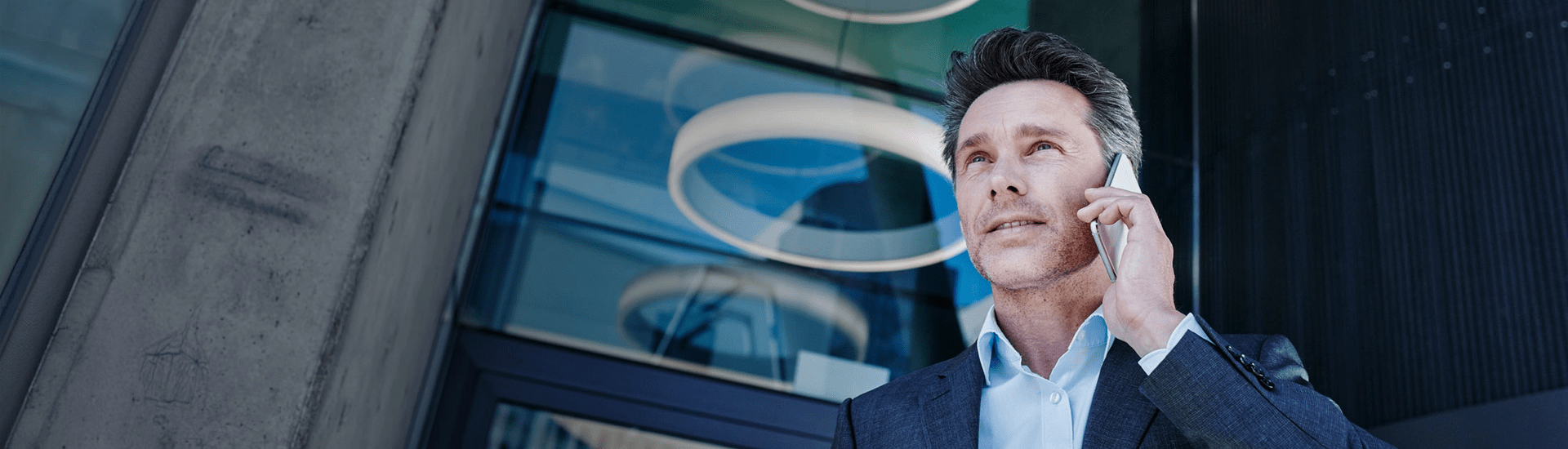 Expertenberatung der Deutschen Interim AG. Das Bild zeigt einen telefonierenden Experten, der seinen Kunden professionell berät.