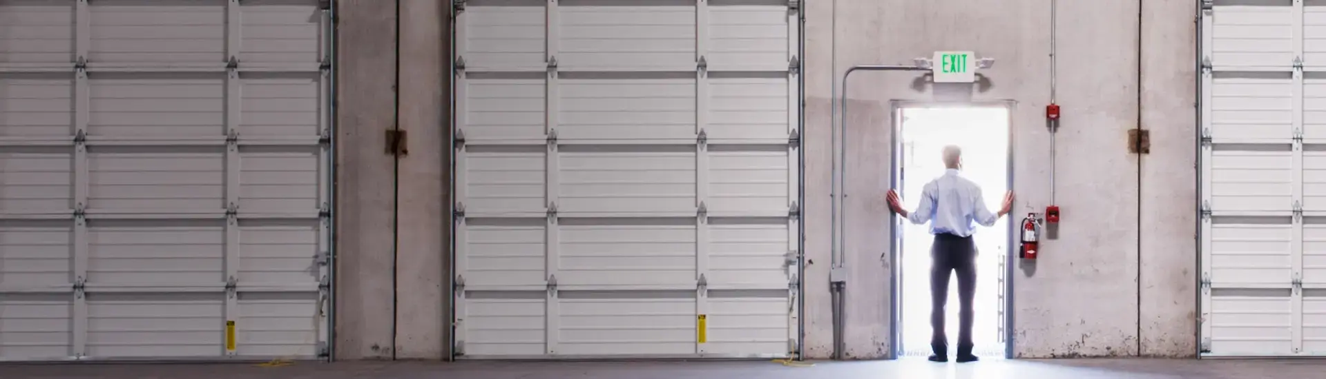 Carve-out: Das Bild zeigt einen Carve-out Manager, der eine Fabrikhalle verlässt.