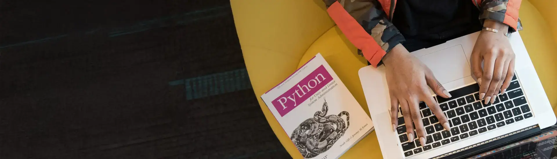 Interim IT-Projektmanager: Das Bild zeigt eine IT-Projektmanagerin, die auf einem Laptop schreibt.