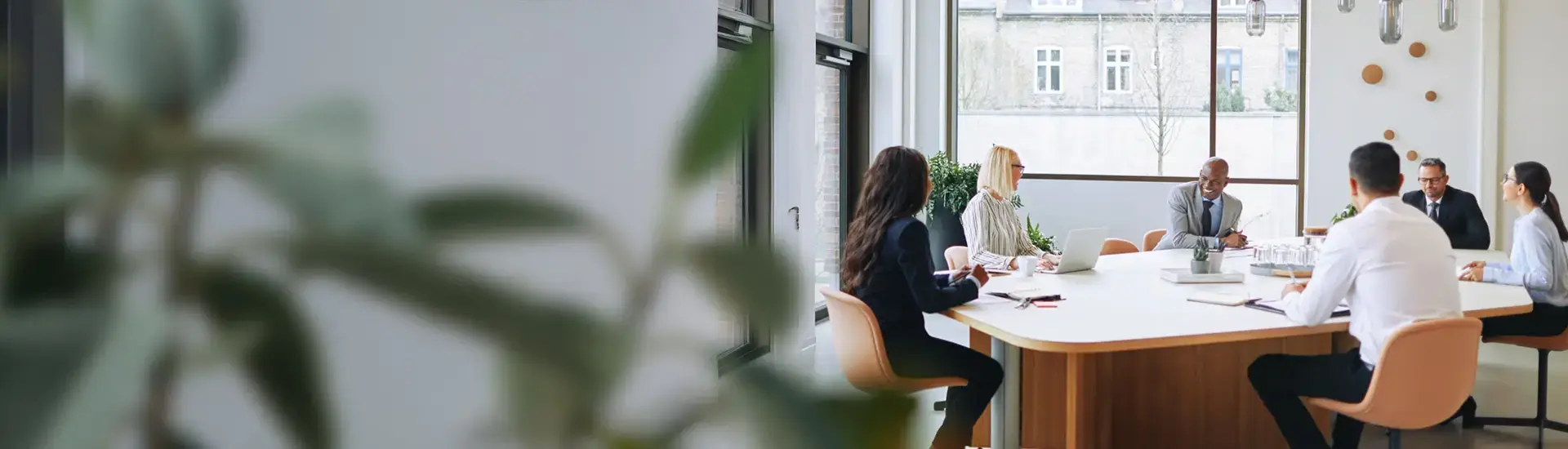 Interim Project Management Officer: Das Bild zeigt ein Projektteam an einem Besprechungstisch.