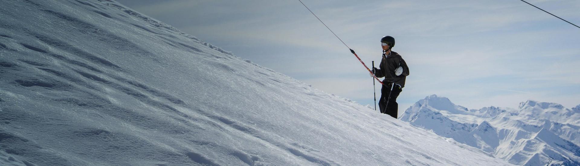 Interim Management Tourismus: Das Bild zeigt einen Skifahrer, den ein Schlepplift zieht.