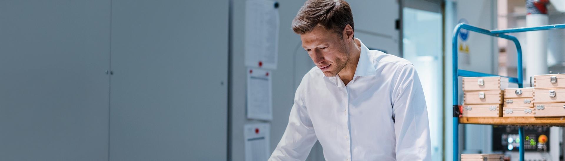 Interim Produktmanagement: Das Bild zeigt einen konzentrierten Produktmanager bei der Arbeit.