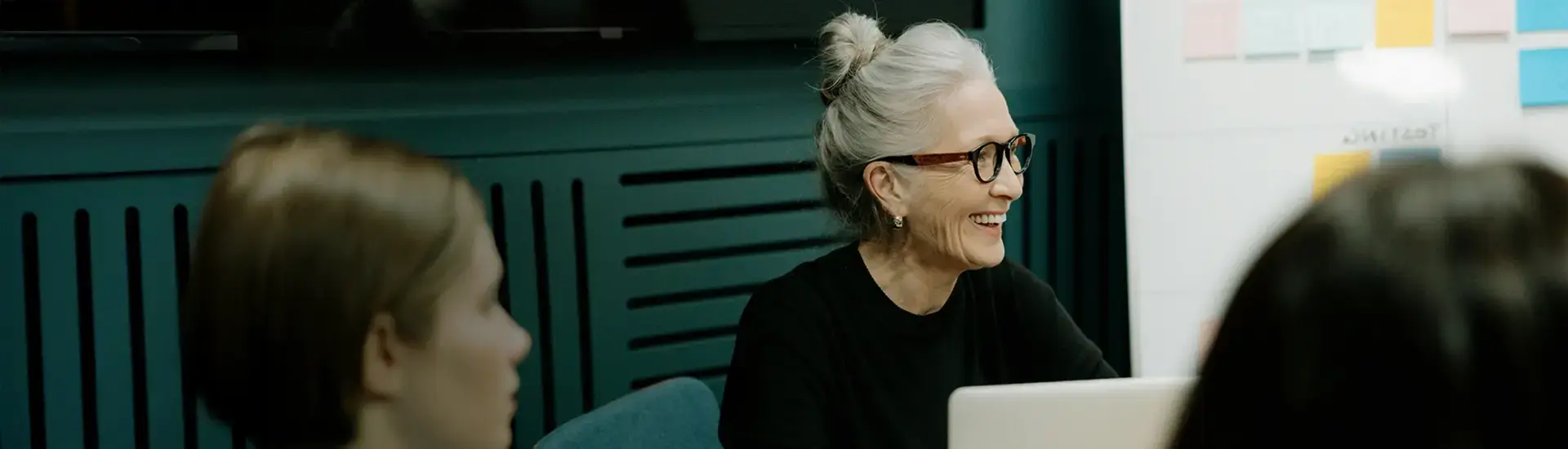 Comp & Ben: Das Bild zeigt eine Comp & Ben Managerin im Gespräch mit anderen.