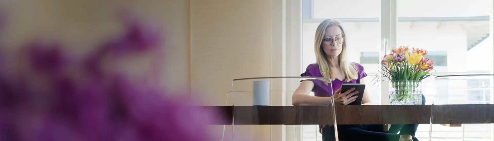 Leiter Controlling: Das Bild zeigt eine Leitung Controlling beim Blick auf ein Tablet.