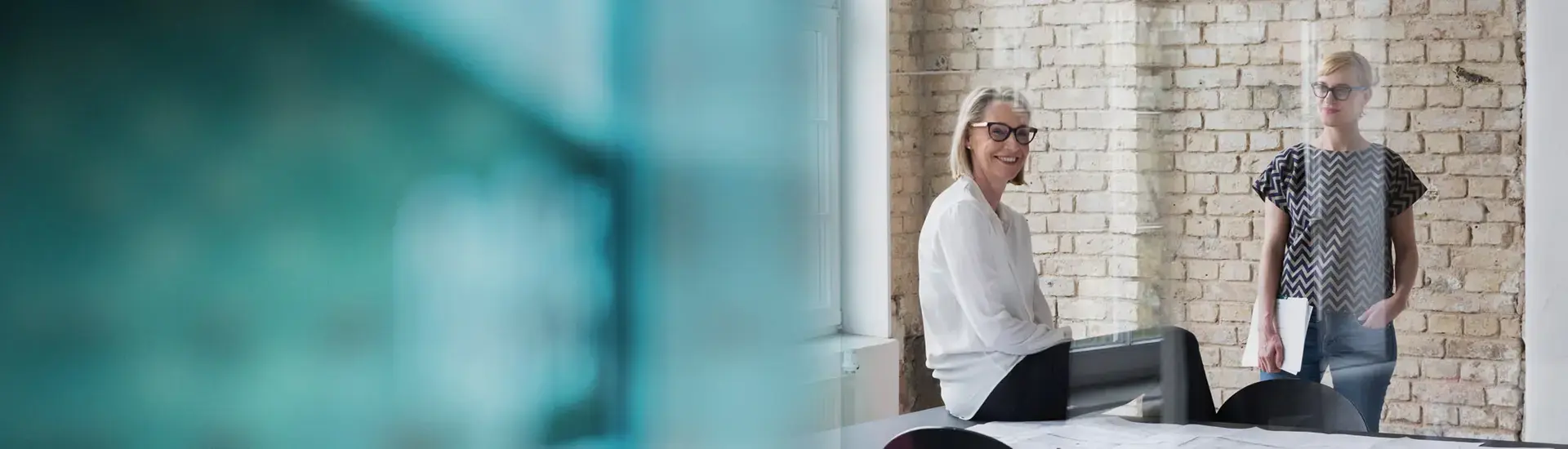 Leiter Rechnungswesen: Das Bild zeigt einen Head of Accounting in einem modernen Arbeitsumfeld.