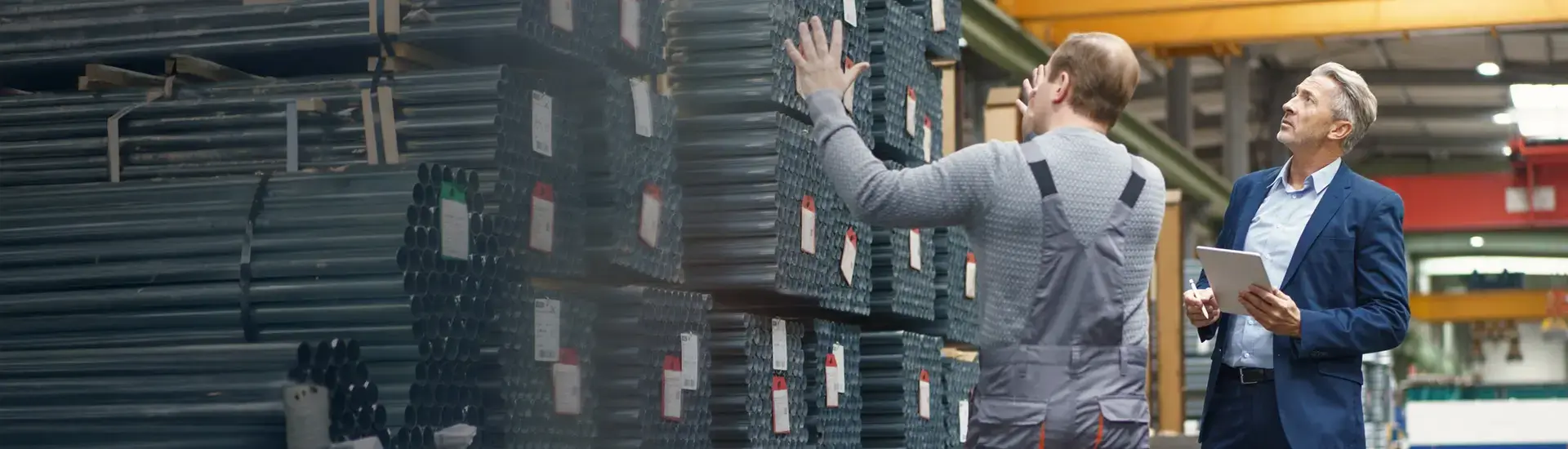 Produktionsleitung: Das Bild zeigt einen Interim Produktionsleiter bei der Arbeit.