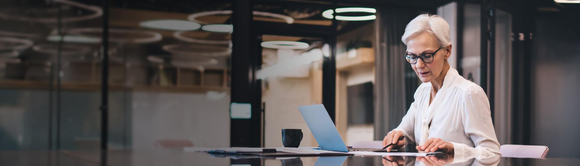 Interim Controlling Manager: Das Bild zeigt eine erfahrene Controlling-Managerin.