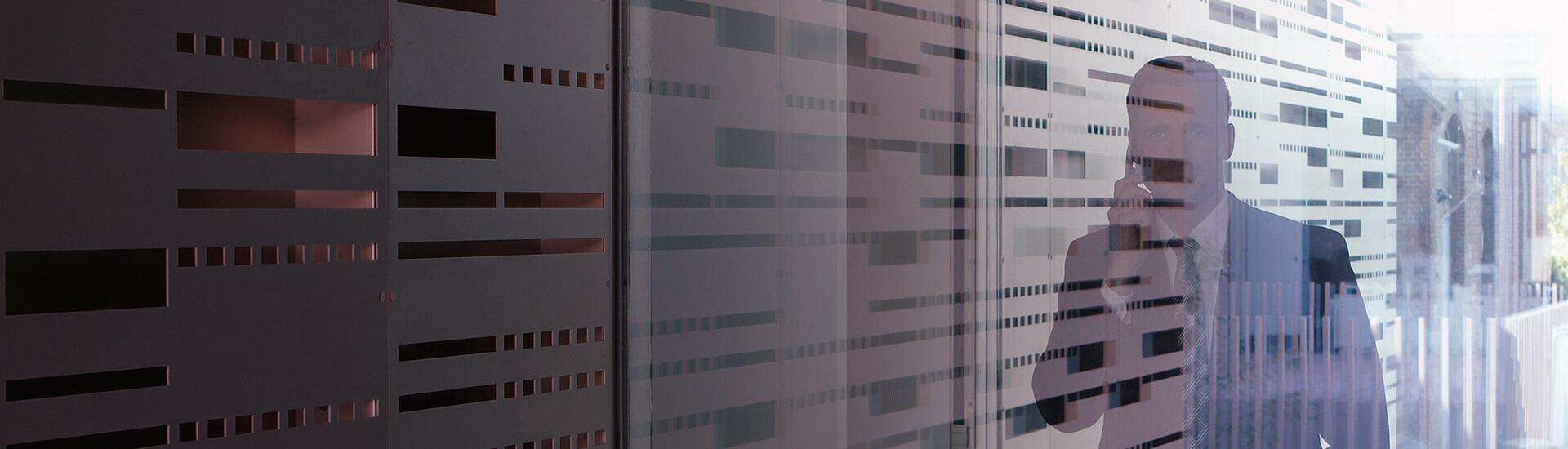 Interim Head of Supply Chain: Das Bild zeigt einen telefonierenden Leiter Supply Chain Management.