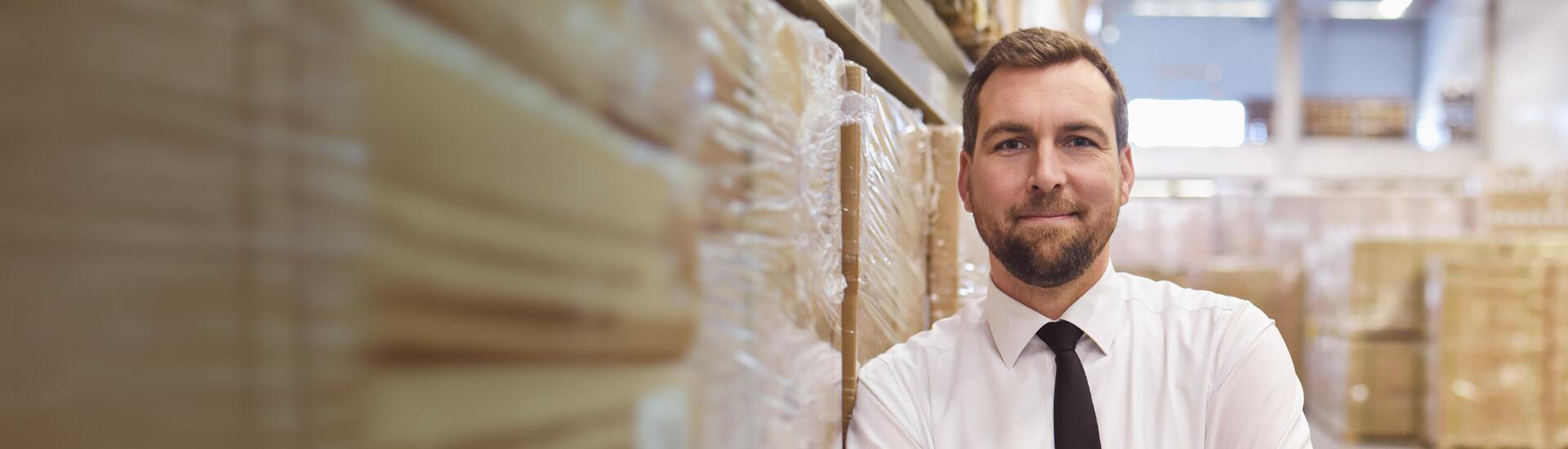 Interim Leiter Logistik: Das Bild zeigt einen Logistikleiter in einem Warenlager.