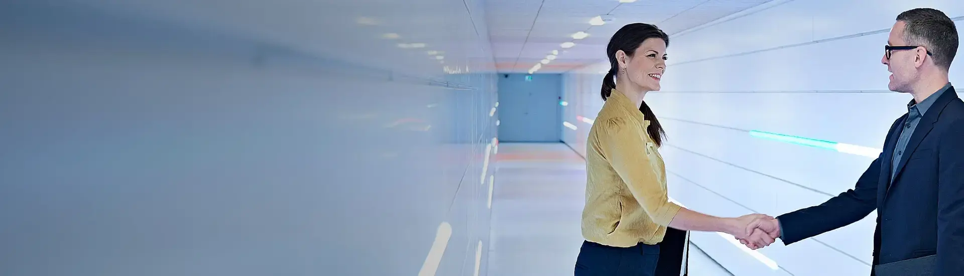 C-Level Management mit Top-Führungskräften auf Zeit: Das Bild zeigt zwei Manager, die sich die Hand schütteln.
