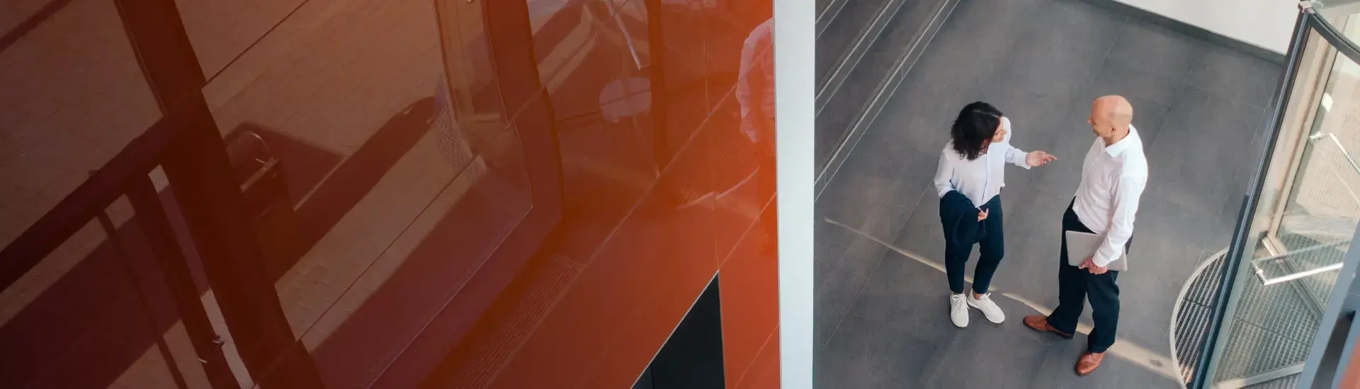 Führungskräfte für das mitttlere Management: Das Bild zeigt zwei Manager im Gespräch.