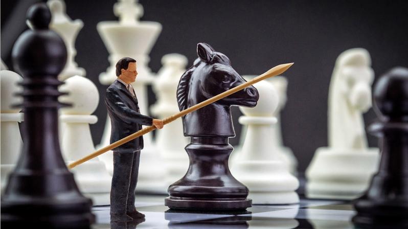 Die Grafik zeigt eine Freelancer-Figur mit Lanze auf einem Schachbrett.