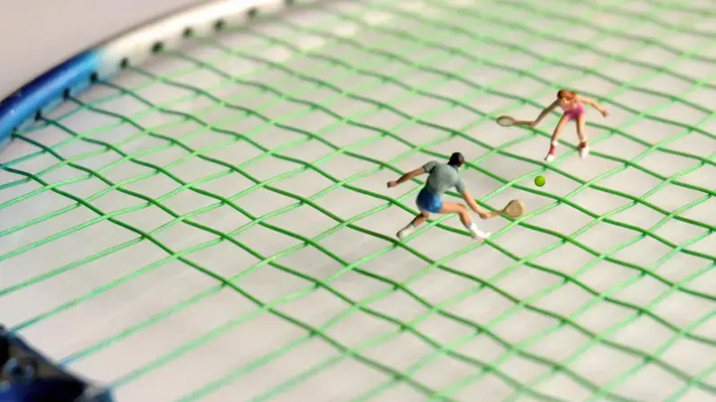 Coaching richtig planen: Das Bild zeigt Figuren, die auf einem Tennisschläger Tennis spielen.