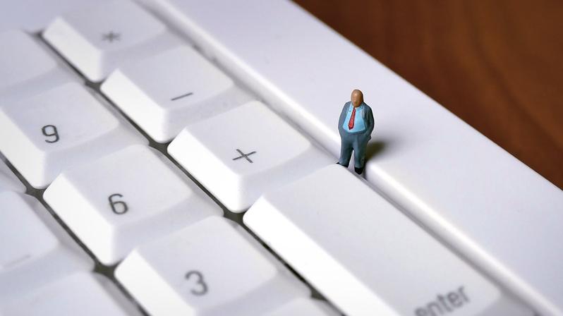 Digitales Recruiting: Das Bild zeigt eine Figur auf einer Tastatur.