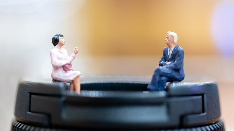 Mitarbeiterbefragung: Das Bild zeigt zwei Figuren, die ein Gespräch führen.