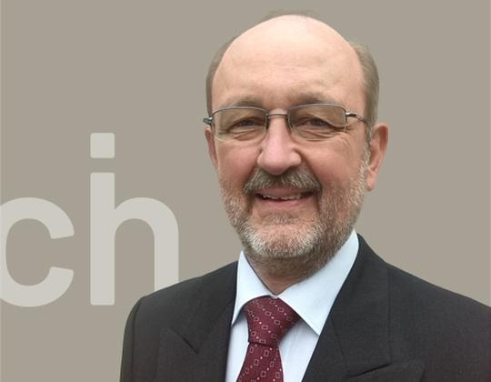 Automotive-Executive mit Fokus auf Produktion und Kostensenkung