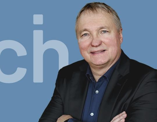 Ein freundlich und selbstbewusst blickender Interim Manager.