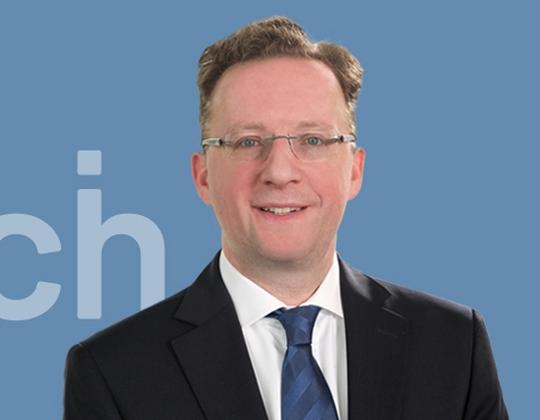 Ein Experte für Genehmigungsverfahren und Nachhaltigkeit.