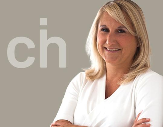 HR Spezialistin entwickelt Personal und Organisation