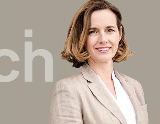 HR Managerin gestaltet Veränderung mit Fingerspitzengefühl