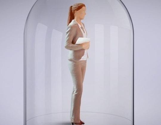 Frauen im Interim Management: Das Bild zeigt eine Managerin unter einer Glaskuppel.