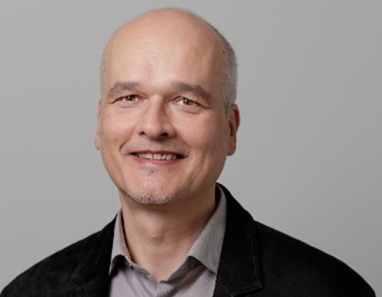 Peter Schönwandt ist Diplom-Designer und studierter Comiczeichner.