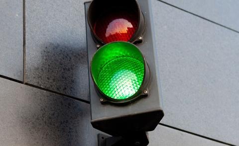 Mit Interim Management Business-Herausforderungen lösen: Das Bild zeigt eine grüne Ampel.