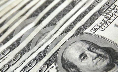 Interim Finanzmanagement: Das Bild zeigt mehrere 100-Dollar-Scheine, die leicht versetzt angeordnet sind.