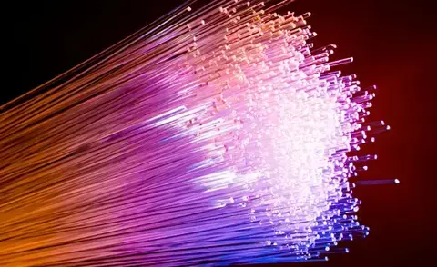 Interim Management IT: Das Bild zeigt farbenfroh leuchtende Glasfaserkabel