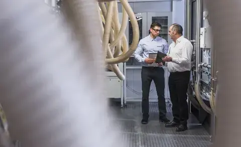 Interim Management Operations: Das Bild zeigt zwei Operations Manager in einer Produktionshalle.