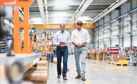 Interim Management Operations: Das Bild zeigt zwei Opreations Manager in einer Lagerhalle. 